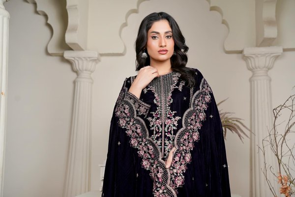 Stylish plus-size mother of the bride outfits to shine