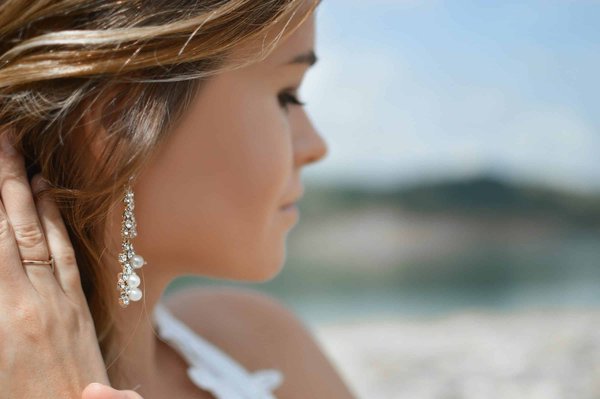 Which Types of Earrings Are Most Suitable for a Professional Look in the UK?